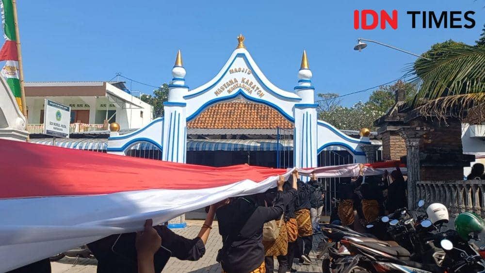 Rekor MURI! Mahasiswa UIN Sukoharjo Bentangkan Bendera Sepanjang 1 Km