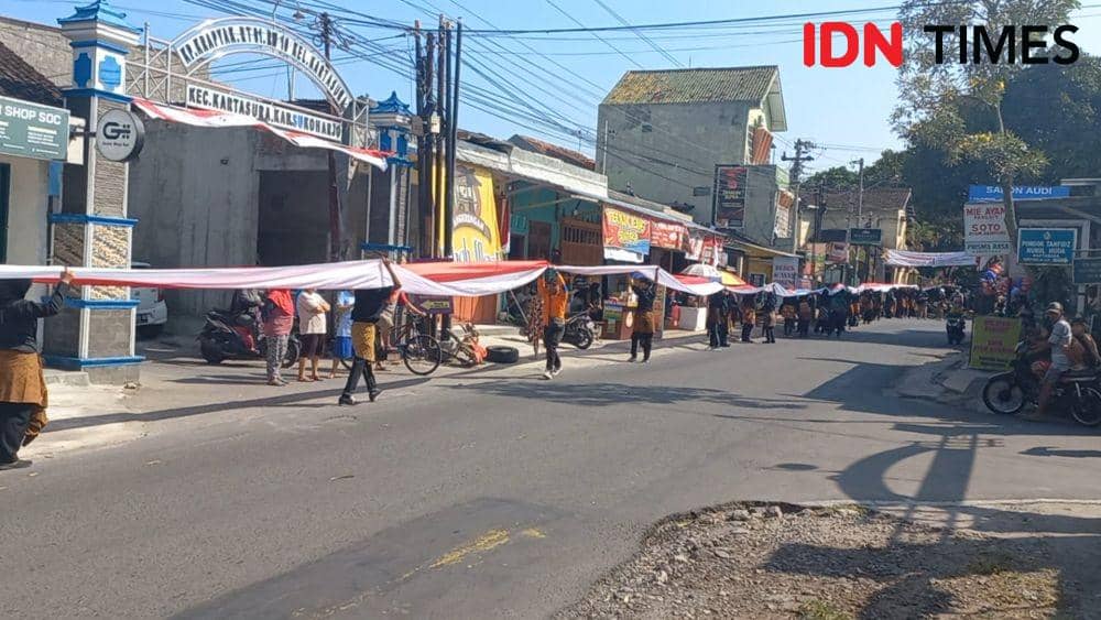 Pembentangan bendera UIN Sukoharjo cetak rekor MURI. (IDN Times/Larasati Rey)