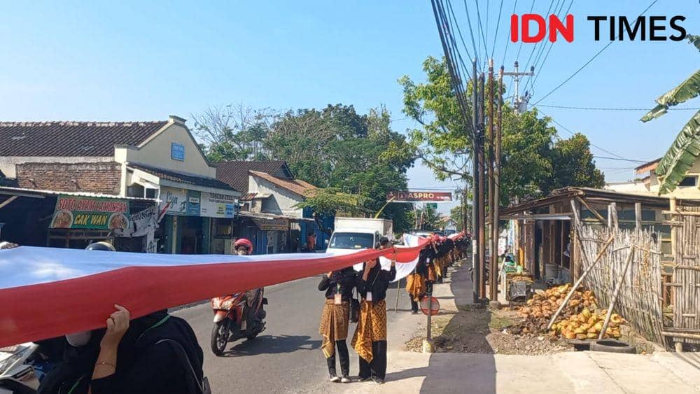 Pembentangan bendera UIN Sukoharjo cetak rekor MURI. (IDN Times/Larasati Rey)