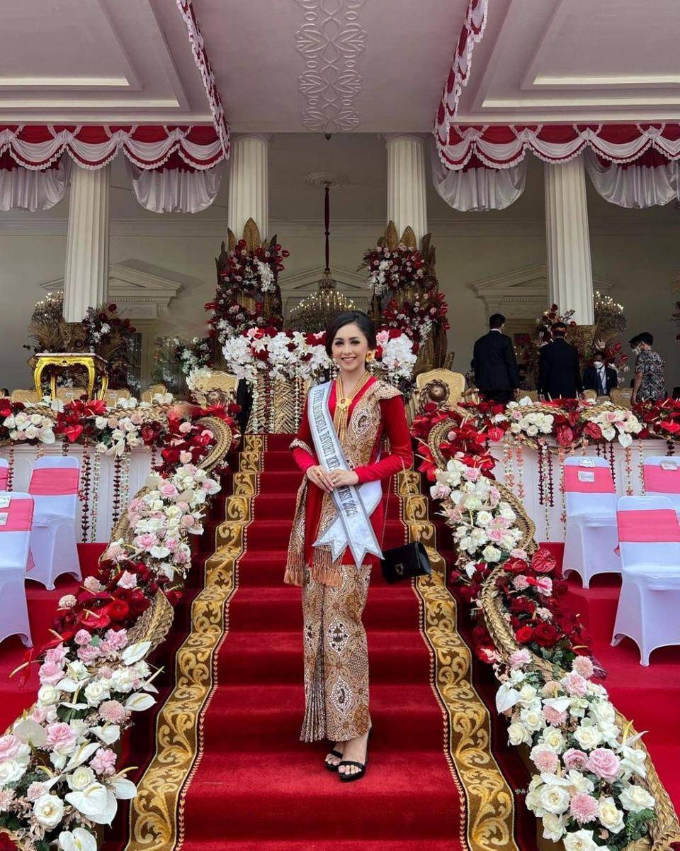 padu padan tas dan kebaya beludru (instgaram.com/diniwdjaya)