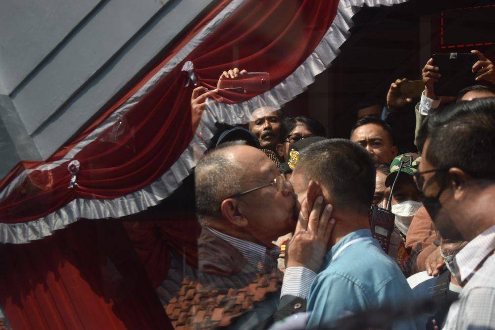 Mantan napi koruptor Dada Rosada mencium pipi Kepala Lapas Sukamiskin Elly Yuzar saat keluar dari Lapas.  IDN Times/Debbie Sutrisno