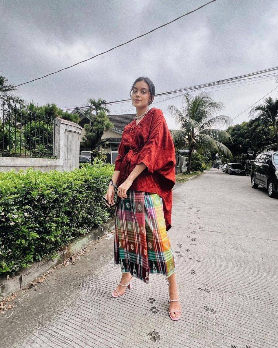 Kebaya dengan bawahan kain sarung (instagram.com/evacelia)