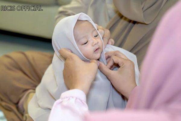 baby Moana pakai hijab (youtube.com/ricis official)