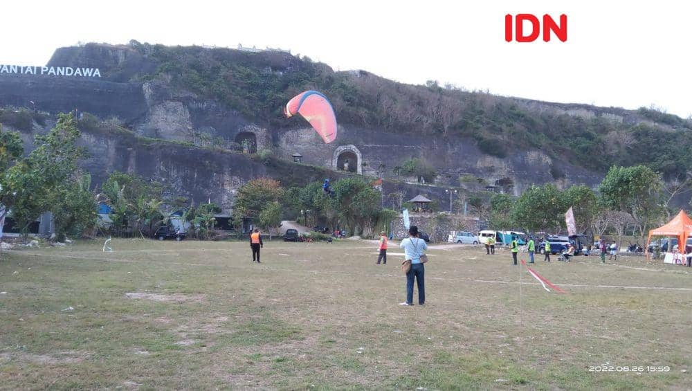 Kejuaraan Paralayang Bali Internasional Paragliding Accuracy Championship (BIPGAC) 2022 dibuka pada Jumat (26/8/2022). (IDN Times/Ayu Afria)