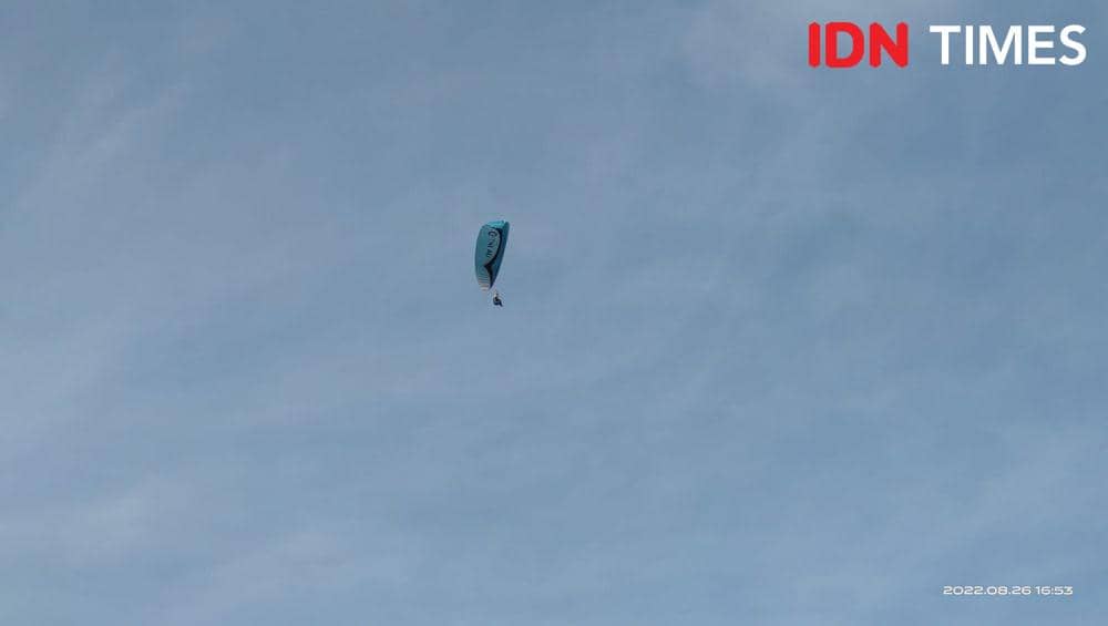 Kejuaraan Paralayang Bali Internasional Paragliding Accuracy Championship (BIPGAC) 2022 dibuka pada Jumat (26/8/2022). (IDN Times/Ayu Afria)