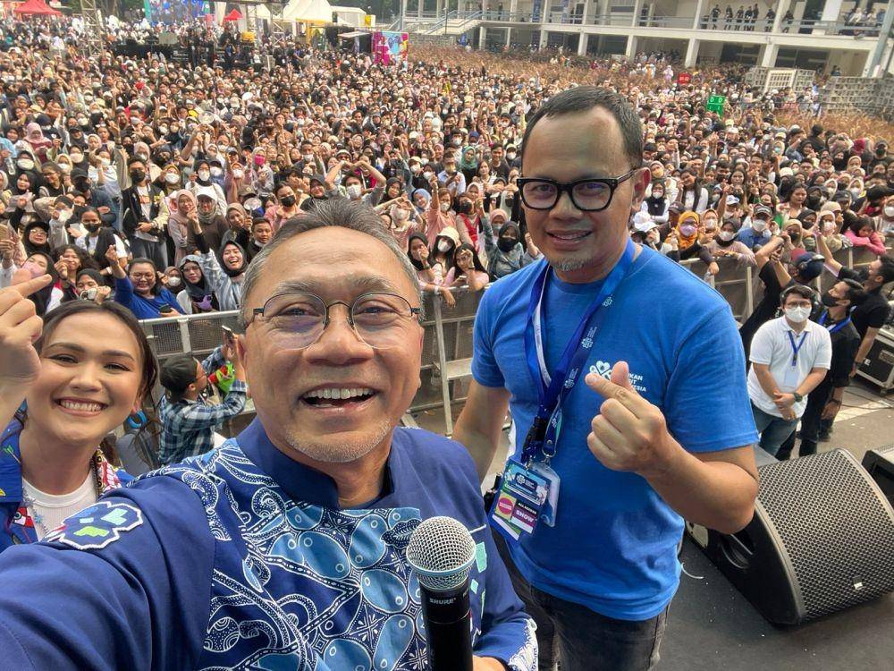 Ketua Umum Partai Amanat Nasional (PAN), Zulkifli Hasan (tengah) bersama Bima Arya Sugiarto di pembukaan Konser Langitkan Biru PAN pada Jumat, 26 Agustus 2022. (Dokumentasi PAN)