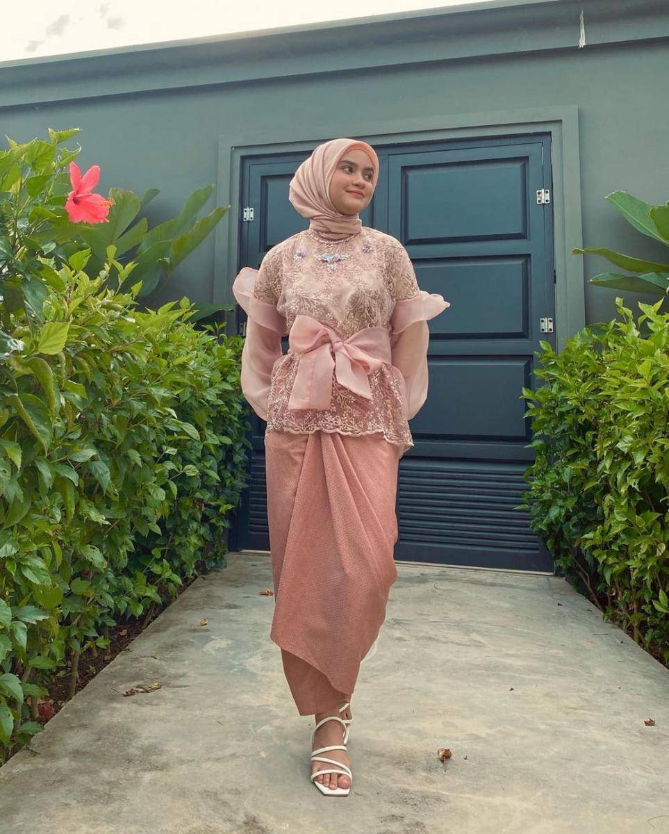 kebaya modern untuk kondangan ala Helwa Bashel (instagram.com/helwabasheel)