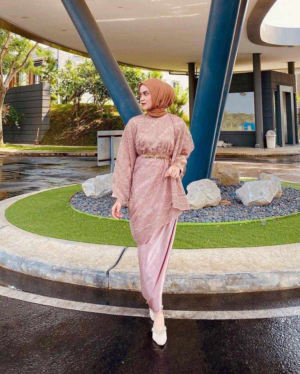 kebaya modern untuk kondangan ala Helwa Bashel (instagram.com/helwabasheel)