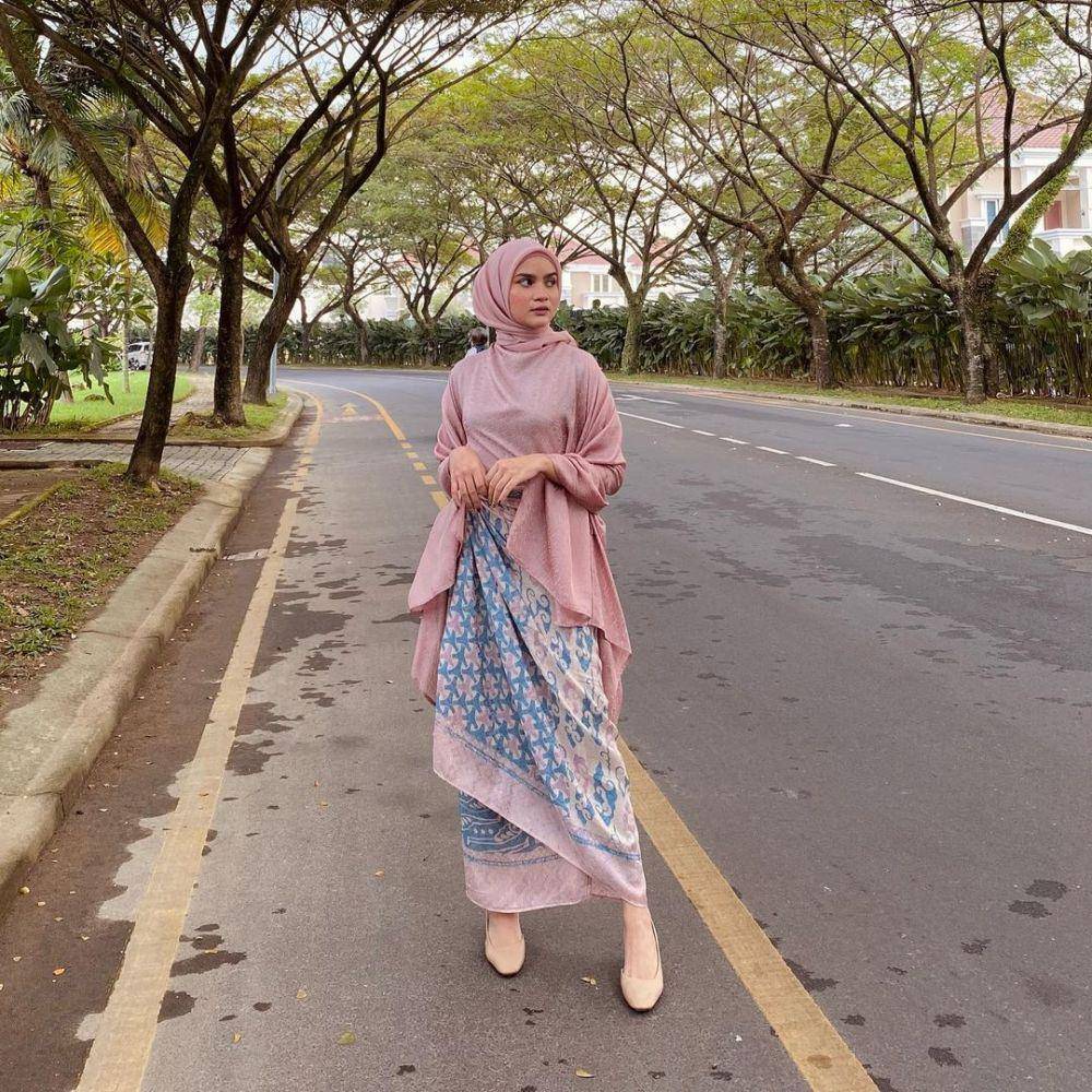 kebaya modern untuk kondangan ala Helwa Bashel (instagram.com/helwabasheel)