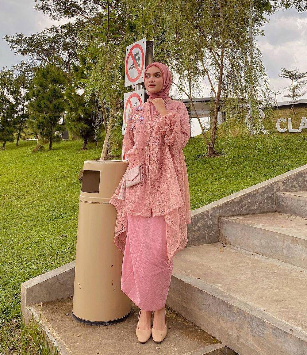 kebaya modern untuk kondangan ala Helwa Bashel (instagram.com/helwabasheel)