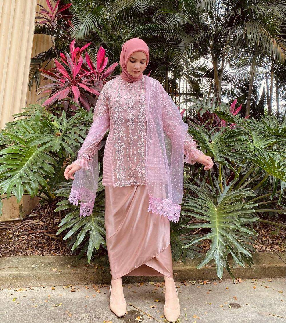 kebaya modern untuk kondangan ala Helwa Bashel (instagram.com/helwabasheel)