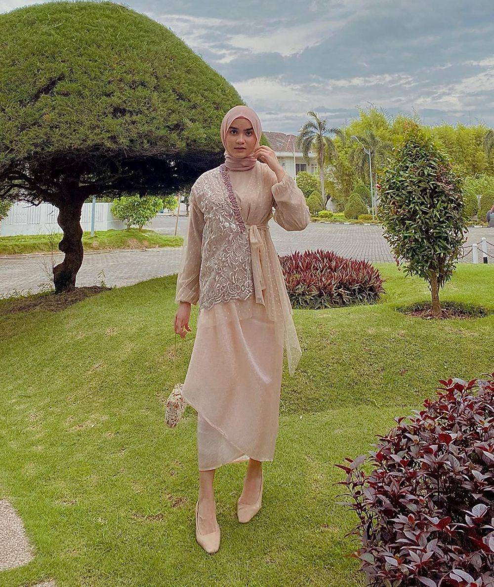 kebaya modern untuk kondangan ala Helwa Bashel (instagram.com/helwabasheel)