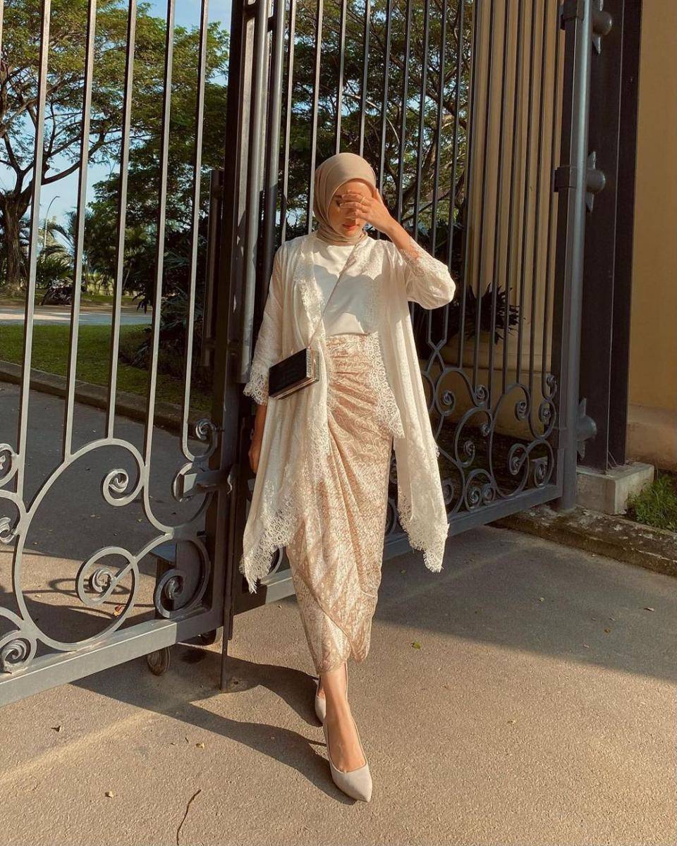 kebaya modern untuk kondangan ala Helwa Bashel (instagram.com/helwabasheel)