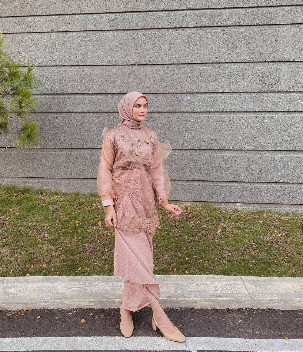 kebaya modern untuk kondangan ala Helwa Bashel (instagram.com/helwabasheel)