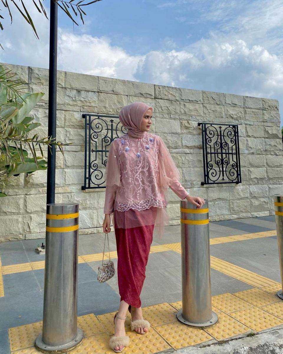 kebaya modern untuk kondangan ala Helwa Bashel (instagram.com/helwabasheel)