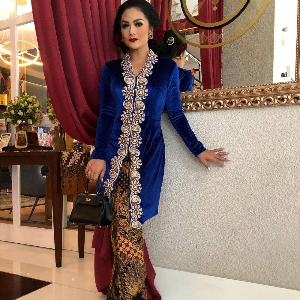 padu padan tas dan kebaya beludru (instagram.com/krisdayantilemos)