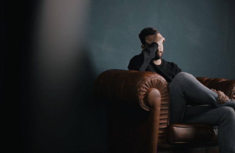 ilustrasi sedang depresi (unsplash.com/Nik Shuliahin)
