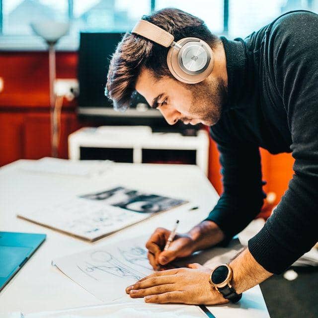 ilustrasi sedang bekerja (unsplash.com/Nirmal Rajendharkumar)