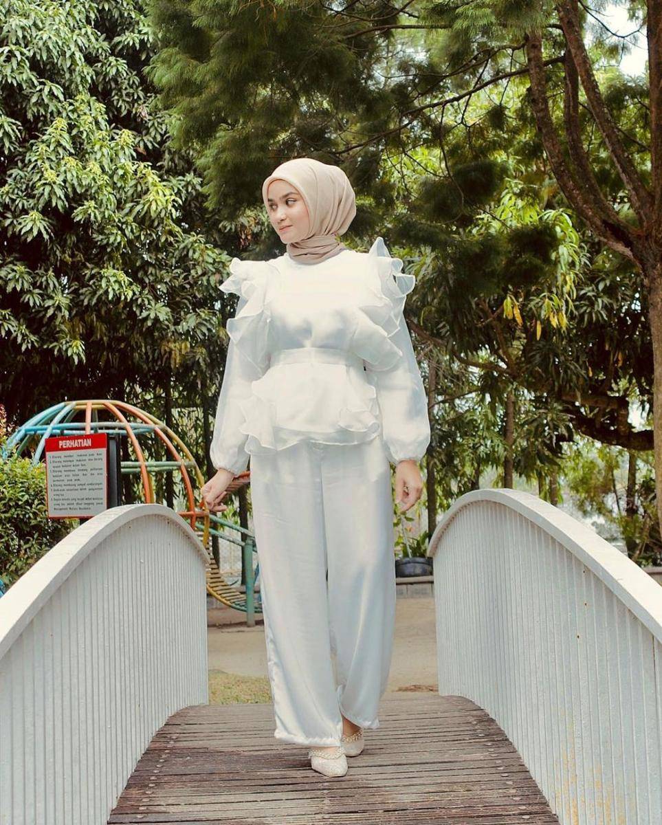 OOTD kondangan dengan celana ala Helwa Bashel (instagram.com/helwabasheel)
