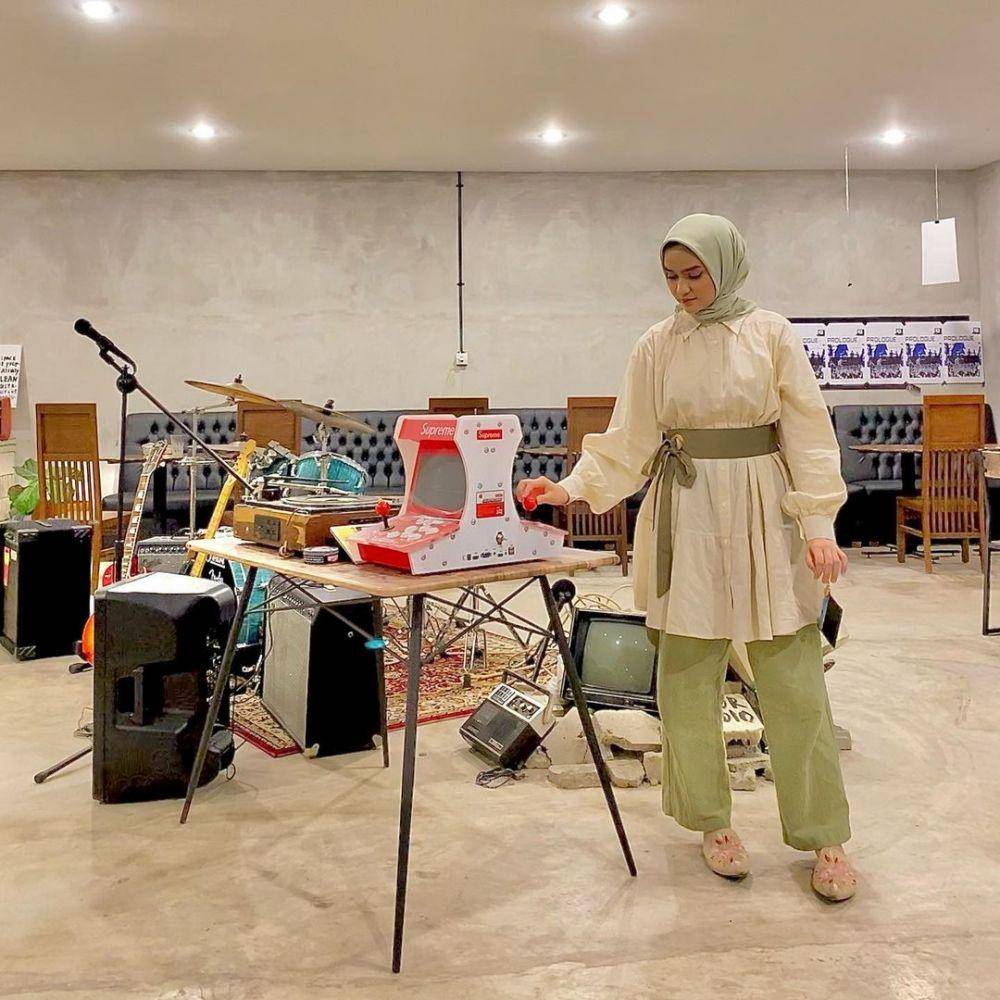 OOTD kondangan dengan celana ala Helwa Bashel (instagram.com/helwabasheel)