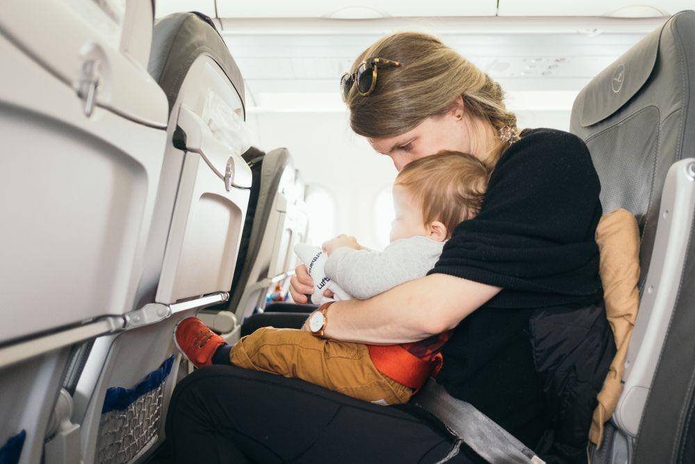 Ilustrasi bepergian dengan bayi naik pesawat (unsplash.com/plhnk)