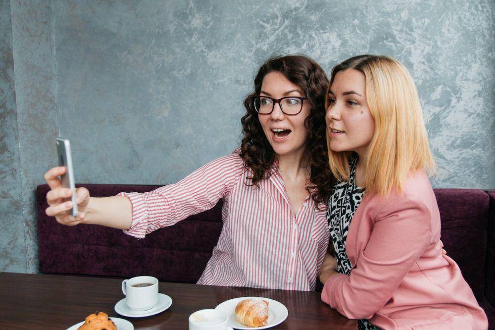 ilustrasi perempuan selfie (pexels.com/Anastasiya Gepp)