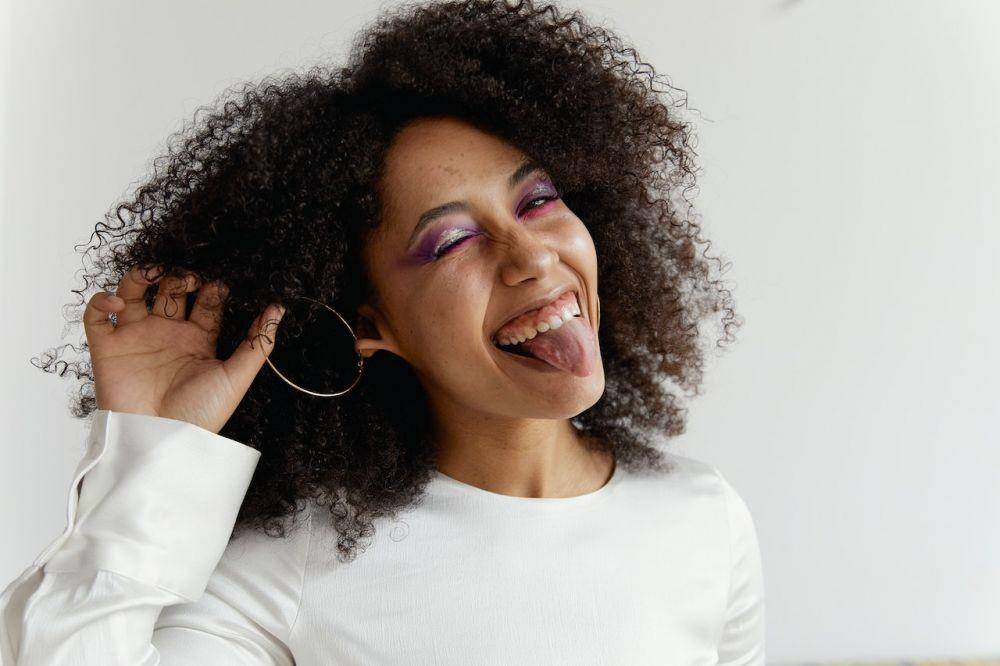 ilustrasi menggosok lidah dengan tongue scraper (pexels.com/Darina Belonogova)