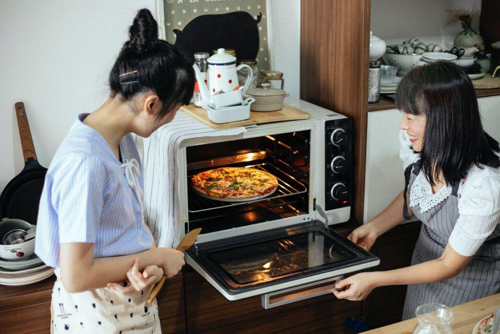 ilustrasi memanggang pizza di dalam oven (pexels.com/Katerina Holmes)