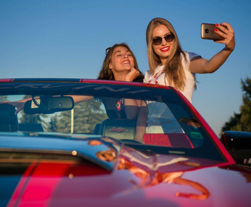 ilustrasi perempuan selfie (pexels.com/Vera Zaharieva)