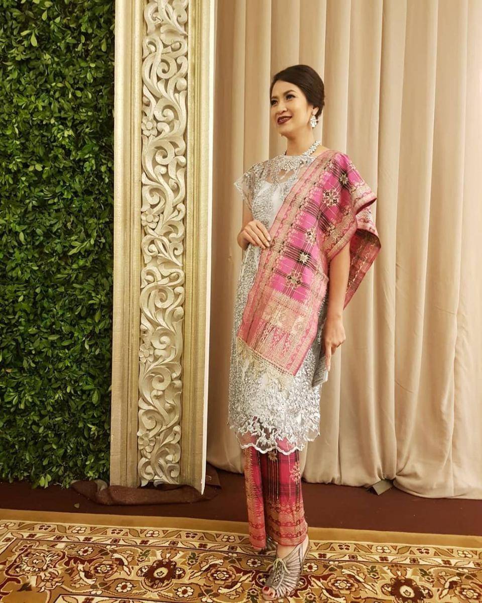 Kebaya dengan bawahan kain sarung (instagram.com/sarinila16)