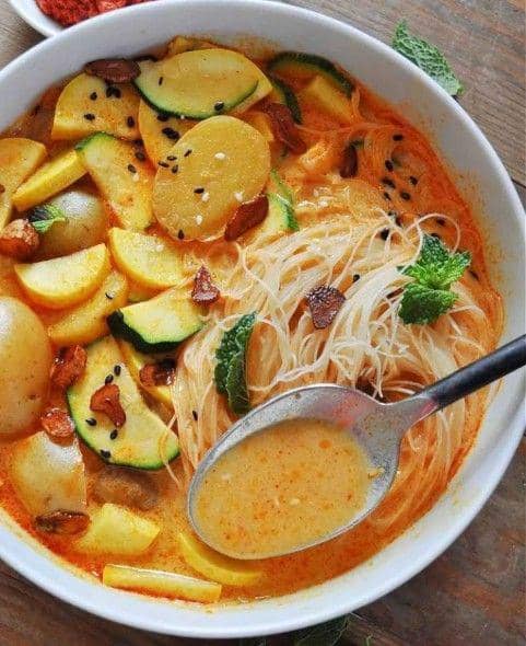 sup mi kari dengan sayuran (instagram.com/veganfoods.daily)