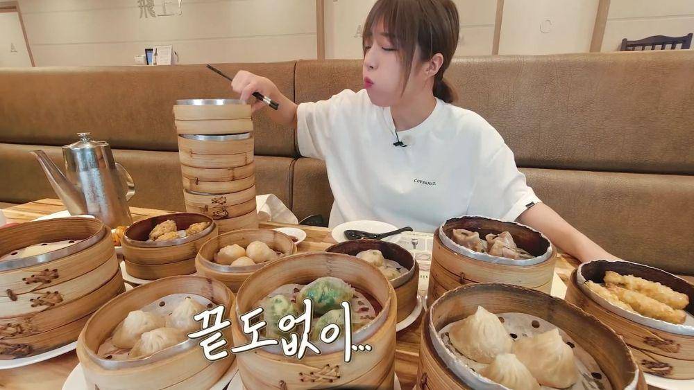 Tzuyang saat borong kedai dimsum (dok. Youtube/tzuyang쯔양)