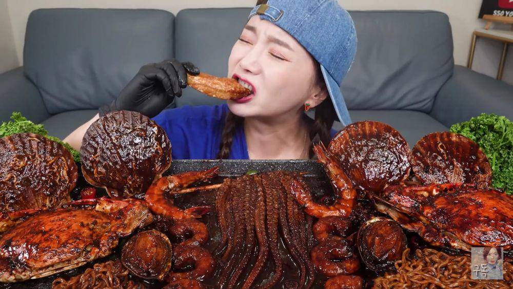 Youtuber Ssoyoung saat mukbang seafood (dok. Youtube/쏘영 Ssoyoung)