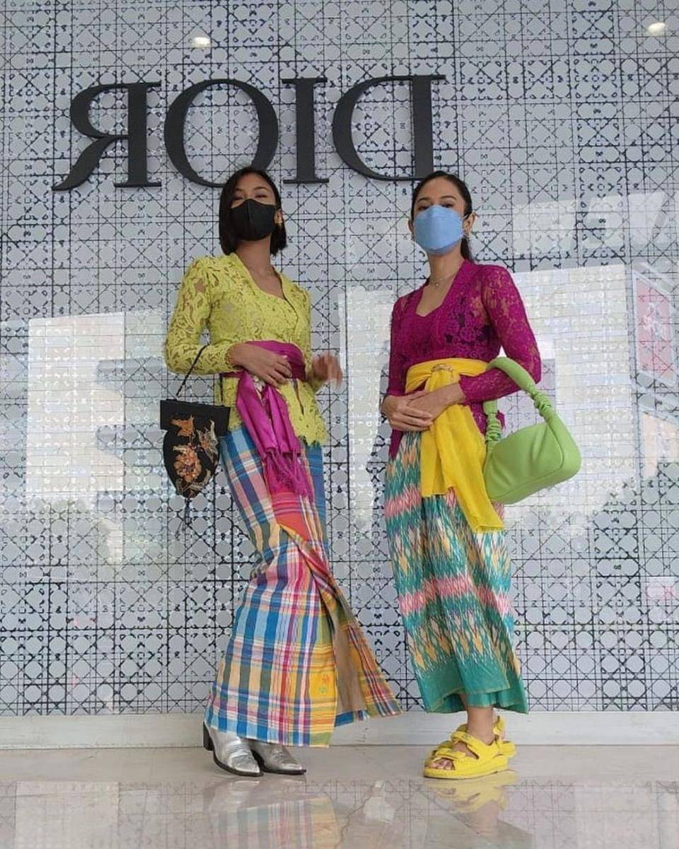 Kebaya dengan bawahan kain sarung (instagram.com/shareefadaanish)