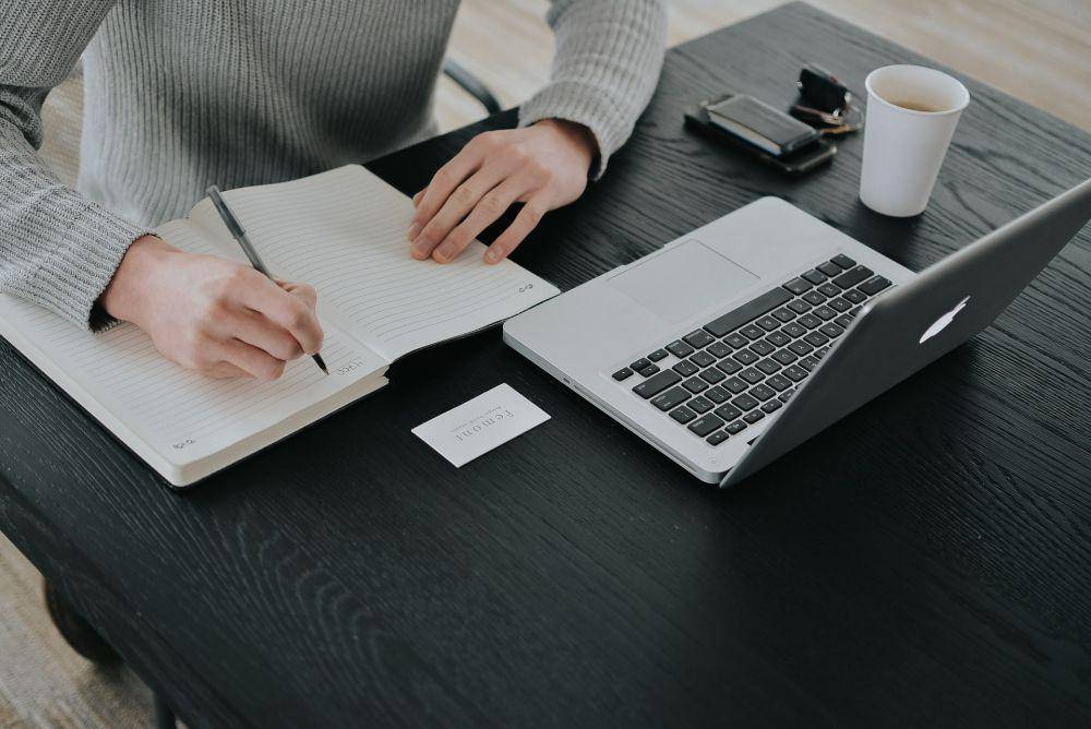 Ilustrasi sedang mencari tahu informasi (unsplash.com/Vadim Bozhko)