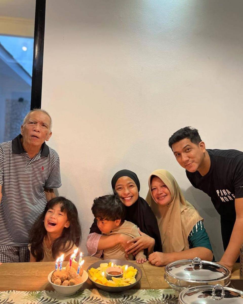 Tantri Syalindri dan keluarga (instagram.com/tantrisyalindri)