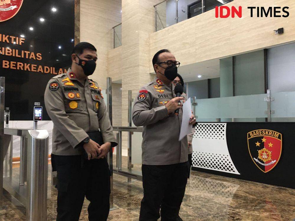 Kadiv Humas Polri, Irjen Pol Dedi Prasetyo saat memberikan keterangan pers usai pemeriksaan istri Ferdy Sambo, Putri Candrawathi di Mabes Polri, Jumat (26/8/2022). (IDN Times/Irfan Fathurohman)