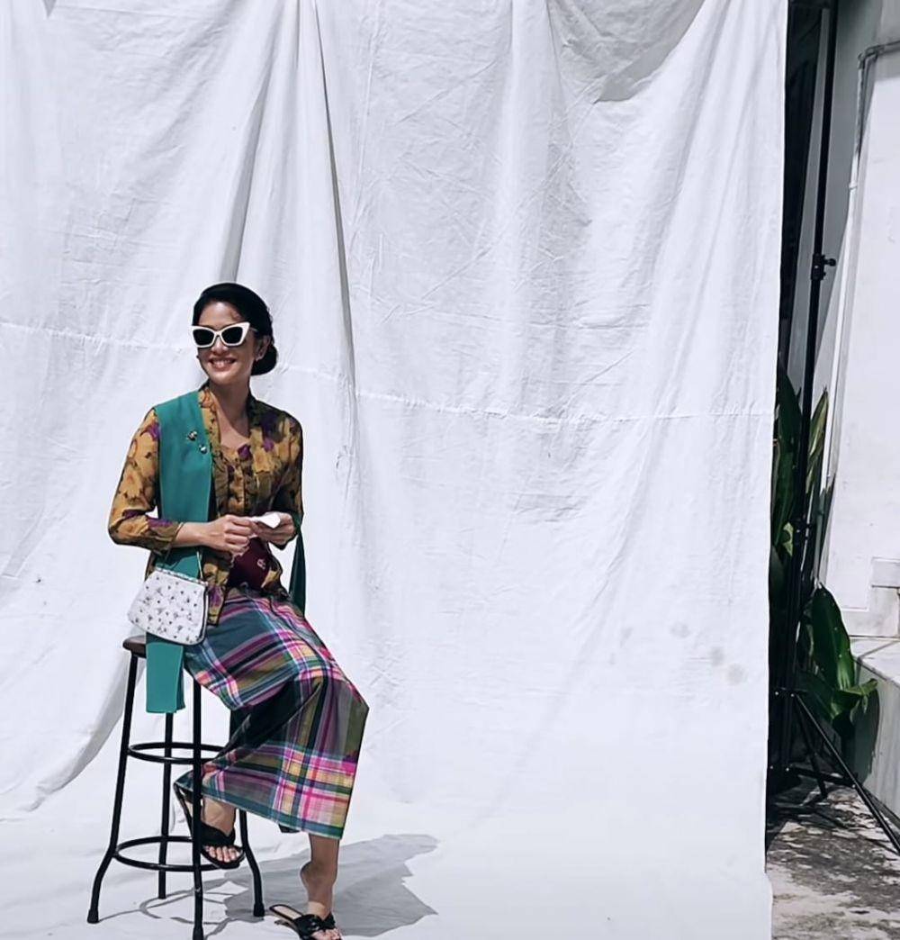 Kebaya dengan bawahan kain sarung (instagram.com/therealdisastr)