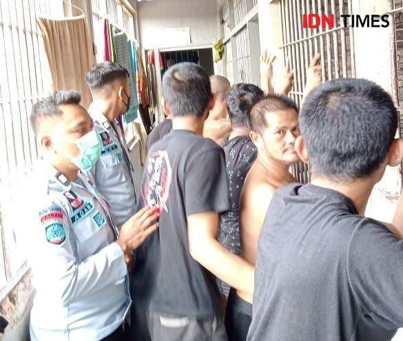 Warga Binaan Lapas Kelas II A Samarinda di Periksa saat Penggeledahan (Istimewa)