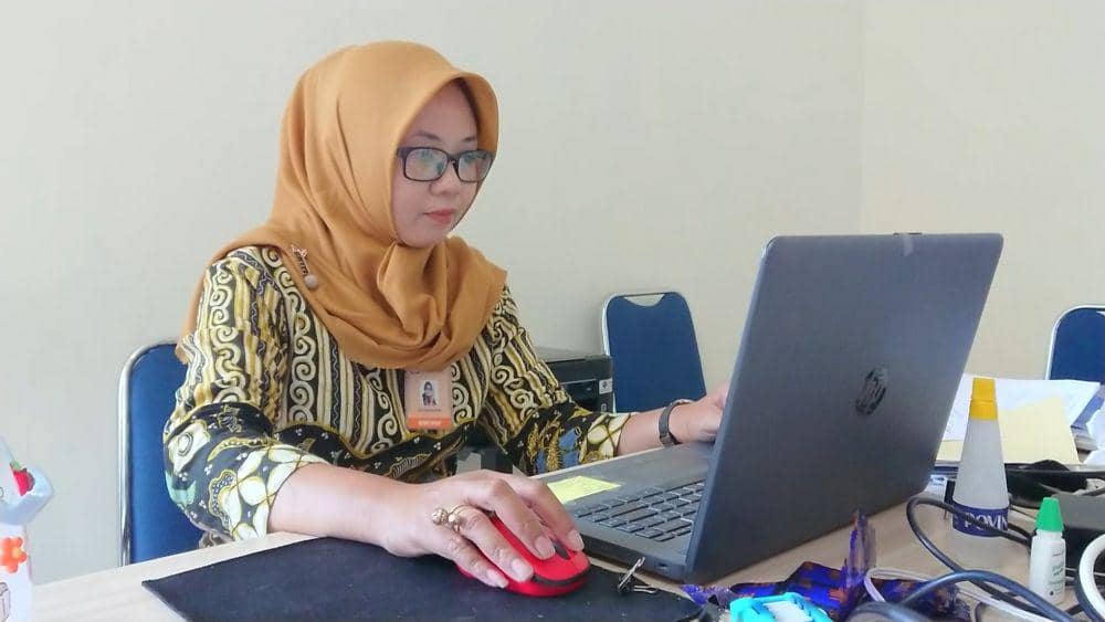 Petugas KPU Tulungagung saat melakukan verifikasi anggota partai politik. IDN Times/ Bramanta Pamungkas