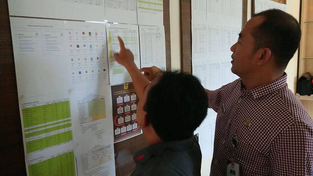 Petugas KPU Tulungagung saat melakukan verifikasi anggota partai politik. IDN Times/ Bramanta Pamungkas