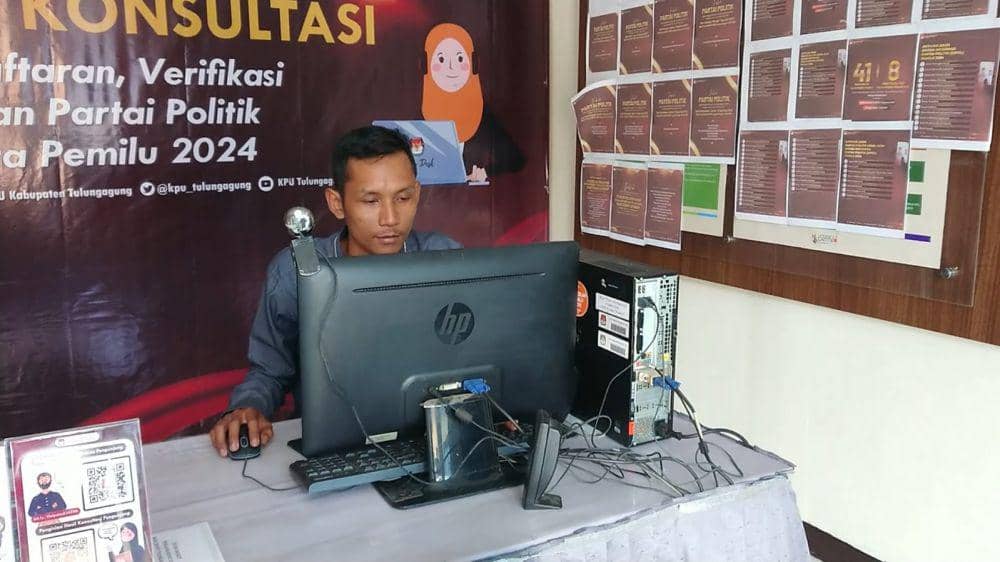 Petugas KPU Tulungagung saat melakukan verifikasi anggota partai politik. IDN Times/ Bramanta Pamungkas
