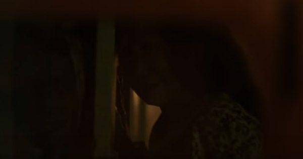 Arwah Nenek menahan mayat hidup yang menyerang keluarganya ( Dok. Rapi Films / Pengabdi Setan 2017 )