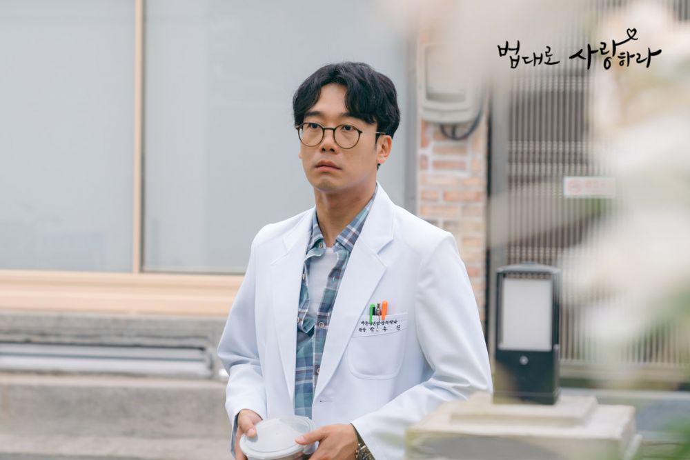 Kim Nam Hee pemeran Park Woo Jin di Kdrama The Law Cafe (Dok. KBS)