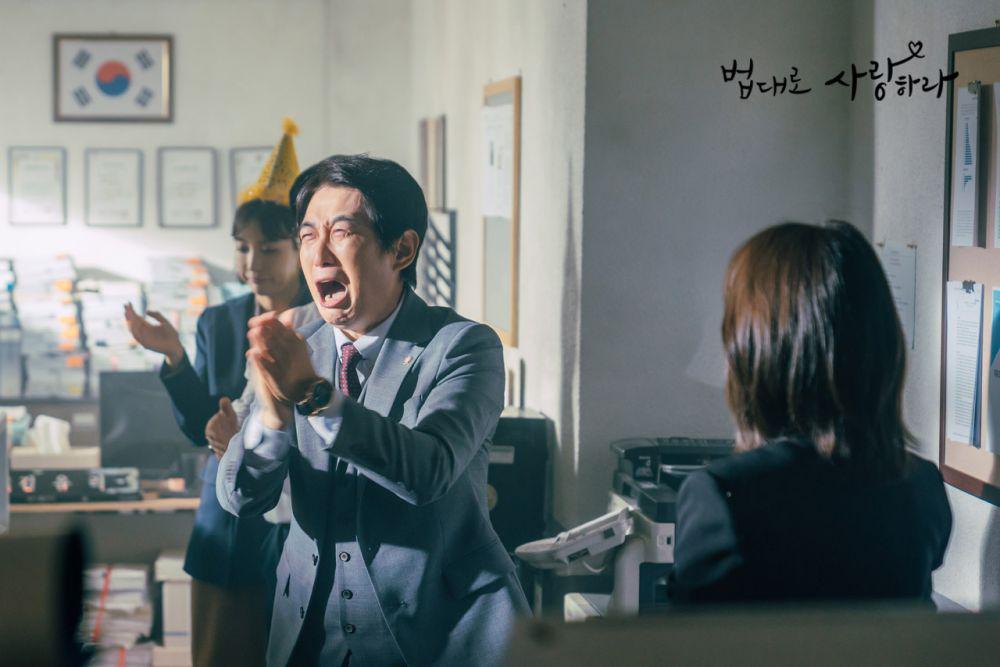 Kim Won Hae pemeran CEO Hwang di Kdrama The Law Cafe (Dok. KBS)