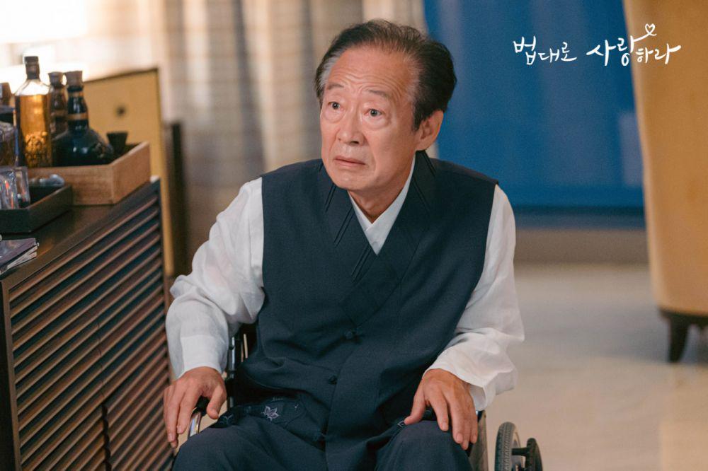 Jeon Gook Hwan pemeran Presiden Lee di Kdrama The Law Cafe (Dok. KBS)