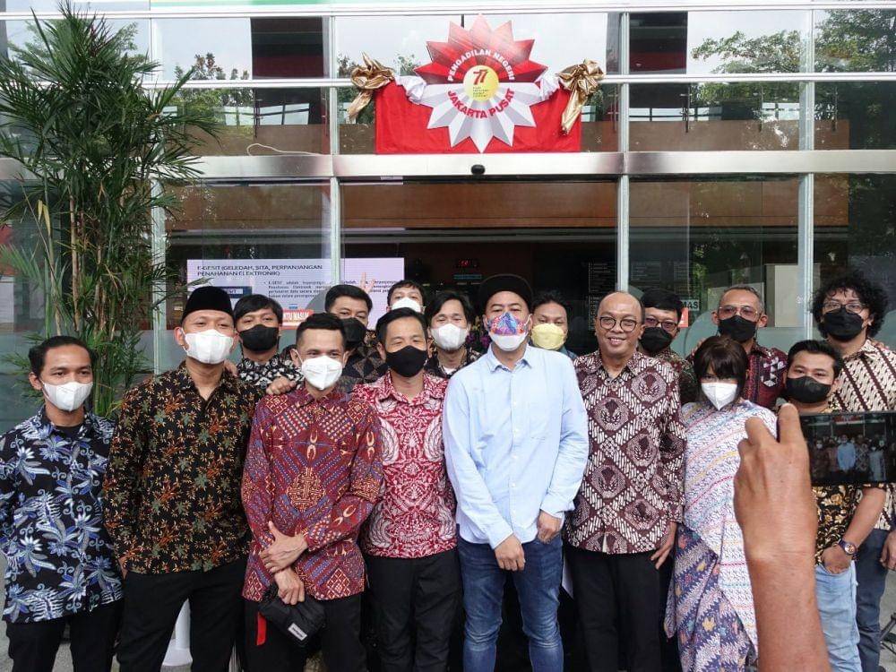 Para komika Indonesia melakukan protes hingga menggugat ke pengadilan agar pendaftaran tersebut dibatalkan secara hukum. (Twitter/@ernestprakasa).