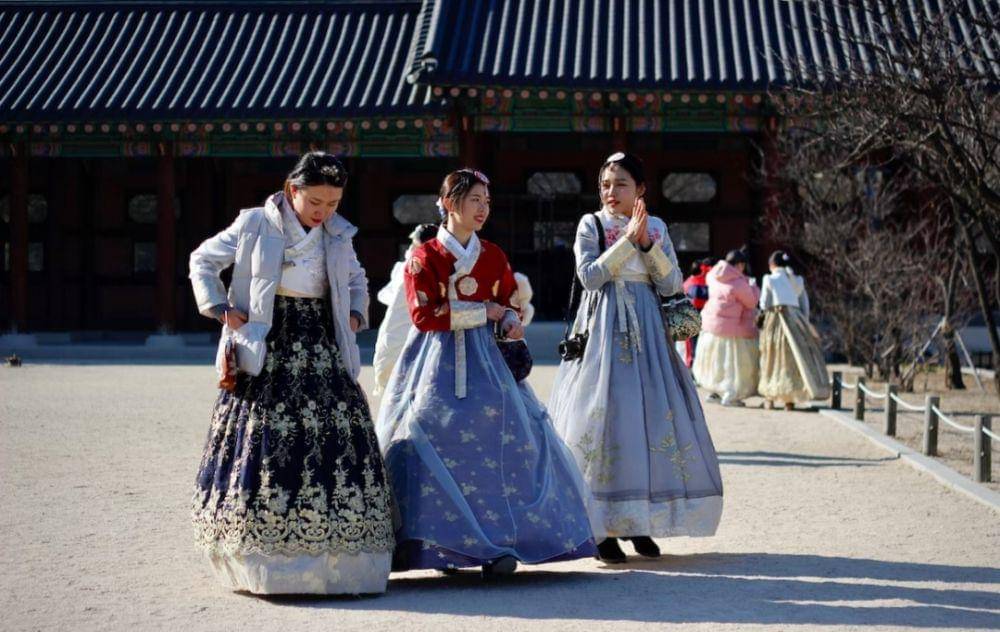 ilustrasi turis yang berinteraksi dengan penduduk setempat 