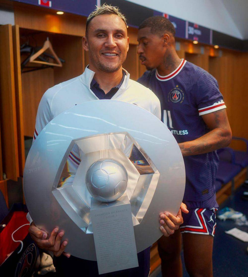Keylor Navas dengan trofi Ligue 1 (instagram.com/keylornavas1)