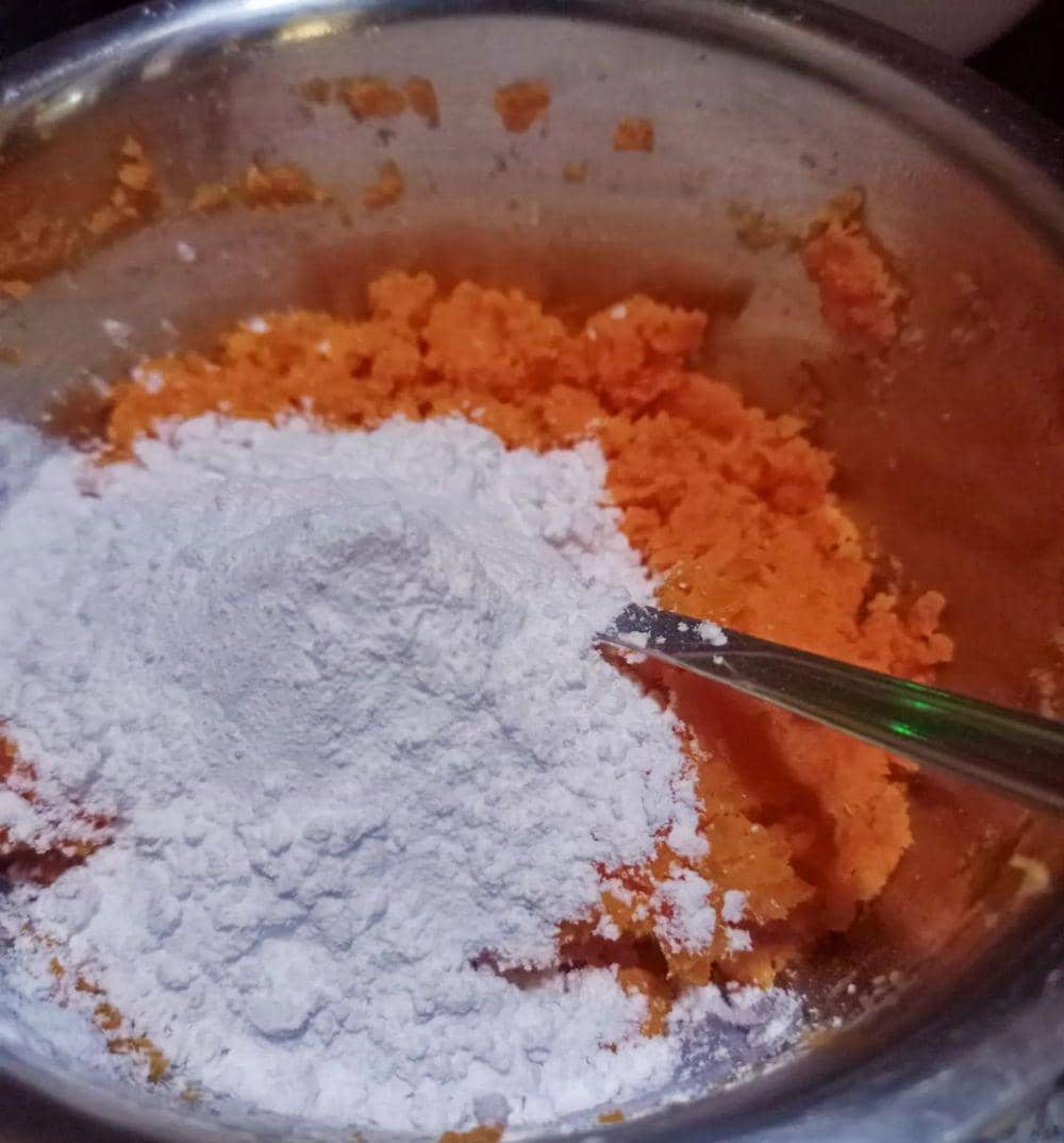 ilustrasi mencampurkan bahan adonan bola ubi (instagram.com/chrystineharyono)